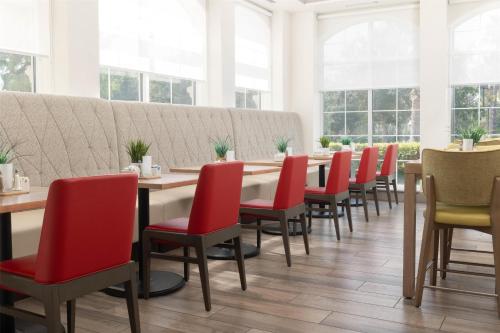 Posezení v ubytování Hilton Garden Inn Ontario Rancho Cucamonga