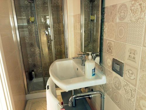 y baño con lavabo y ducha. en B&B San Francesco, en Taranto