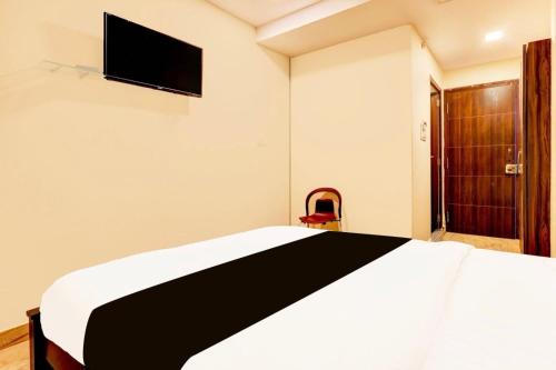 TV a/nebo společenská místnost v ubytování Hotel O Akshaya Bheemas Inn