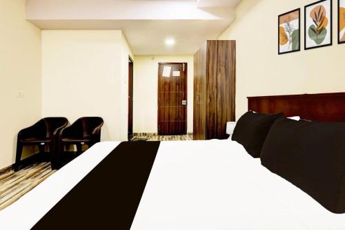 Postel nebo postele na pokoji v ubytování Hotel O Akshaya Bheemas Inn