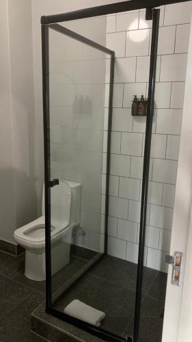 Modern Studio في كيب تاون: حمام به مرحاض و كشك دش زجاجي