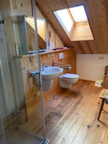 ein Badezimmer mit Waschbecken und Toilette in der Unterkunft Öko Ferienwohnung HolzLehmSonne in Schwarzenbach an der Saale