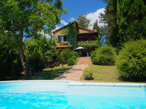 une maison avec une piscine devant dans l'établissement Villa Santa Fiora Farmhouse, à Santa Fiora