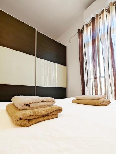 ein Schlafzimmer mit einem Bett, auf dem Handtücher liegen in der Unterkunft Corner view 3 in Marsaskala