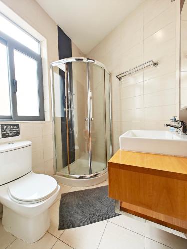 ein Badezimmer mit Dusche, Toilette und Waschbecken in der Unterkunft Corner view 3 in Marsaskala