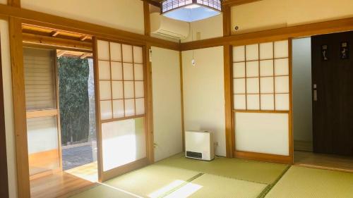 an empty room with doors and windows in a building at 一宿一景一生縁-千葉県市原市小谷田店 in Ichihara