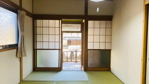 an empty room with a door and a window at 一宿一景一生縁-千葉県市原市小谷田店 in Ichihara