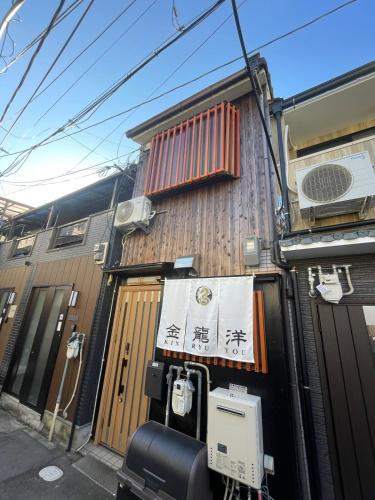 貸切で10名様まで宿泊可能! 駅から徒歩5分で難波,心斎橋,梅田まで直通