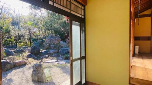 a window of a building with a view of a garden at 一宿一景一生縁-千葉県市原市小谷田店 in Ichihara