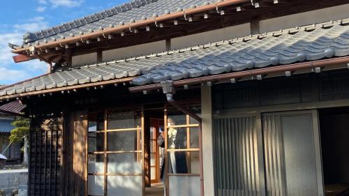 a building with a shingled roof and windows at 一宿一景一生縁-千葉県市原市小谷田店 in Ichihara