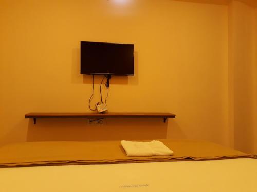 TV a/nebo společenská místnost v ubytování hotel meyyappaa