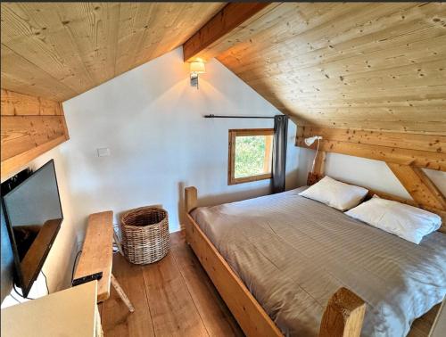 Ένα ή περισσότερα κρεβάτια σε δωμάτιο στο L'ours Et L'ange