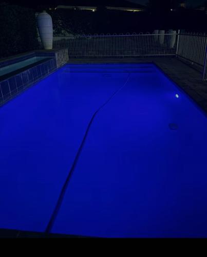 Piscina a P & S Executive Home o a prop