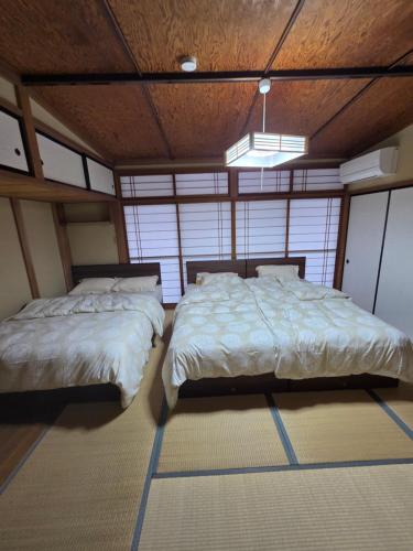 Postel nebo postele na pokoji v ubytování かんさんのお宿