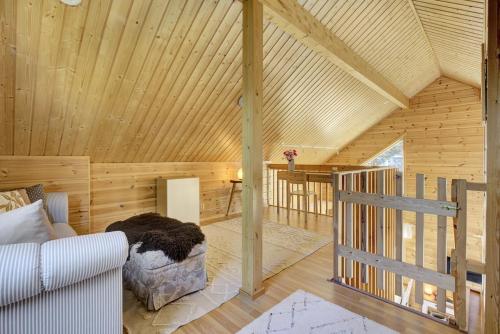 un soggiorno con un divano e un soffitto in legno di Villa Nova a Pyhätunturi