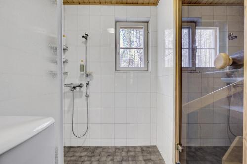 un bagno con doccia e lavandino di Villa Nova a Pyhätunturi