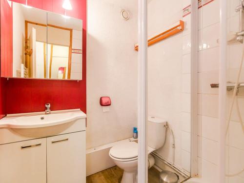 a bathroom with a toilet and a sink and a mirror at Studio rénové 3 pers, balcon sud, au pied des commerces et près des pistes - FR-1-329-4 in Bellentre