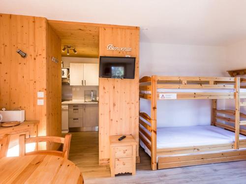 a room with two bunk beds and a kitchen at Studio rénové à Montchavin La Plagne, proche pistes et commerces, balcon, casier à skis, parking gratuit - FR-1-329-28 in Bellentre
