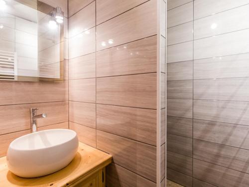 a bathroom with a white sink on a wooden table at Studio rénové à Montchavin La Plagne, proche pistes et commerces, balcon, casier à skis, parking gratuit - FR-1-329-28 in Bellentre