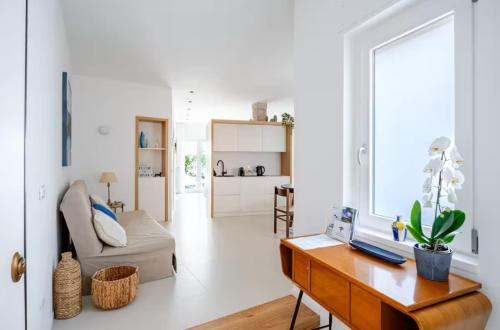 a white living room with a desk and a couch at FORTUNA Suite & Terrace in Salerno