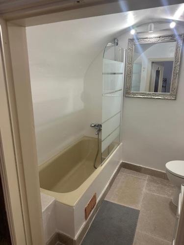 une salle de bain avec une baignoire, des toilettes et un lavabo dans l'établissement Casa Clemence, à Ceglie Messapica