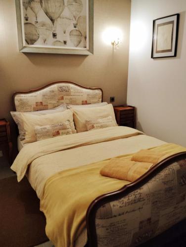 Postel nebo postele na pokoji v ubytování Cozy property with heating close to Carcassonne ideal for couples & OFFERS