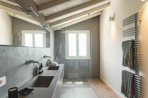 VallebonaにあるModern Villa With Sea View In Vallebonaの洗面台が2つと大きな鏡があるバスルーム
