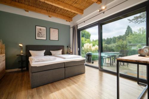 Postel nebo postele na pokoji v ubytování Große Sommerliebe - Ferienhaus nah am Volksbad und Radwanderweg