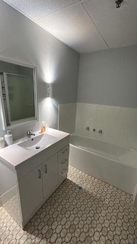 un baño con lavabo y bañera en Gabriele and André, en Gold Coast