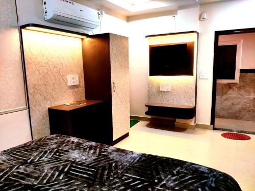 a room with a bed and a television in it at Hotel RN Residency - Near Prem Mandir Vrindavan in Vrindāvan