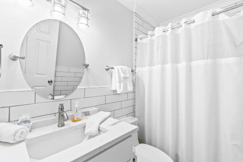 ein weißes Badezimmer mit Waschbecken und Spiegel in der Unterkunft Beach Club Villa 32 - Newly Renovated! Direct Oceanfront in Isle of Palms