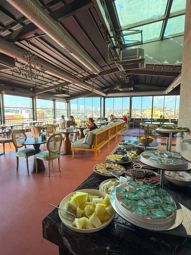 un buffet avec des assiettes de nourriture sur une table dans l'établissement Root Karaköy, à Istanbul