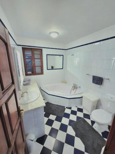 Ένα μπάνιο στο Dorono House
