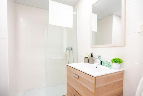 a bathroom with a sink and a shower at Expoholidays- Rueda Lopez con PARKING GRATIS 3A in Almería