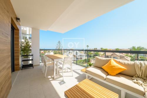 Cobalt Canvas Residence, Luxury Seaview Flat, by OYOOSTAYS