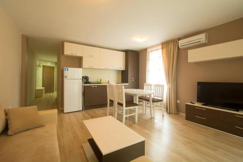 A kitchen or kitchenette at Holiday Village Lozenets