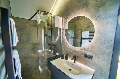 Koupelna v ubytování Oriana Resort