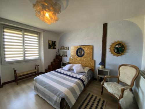Ένα ή περισσότερα κρεβάτια σε δωμάτιο στο Maison Bretenoux
