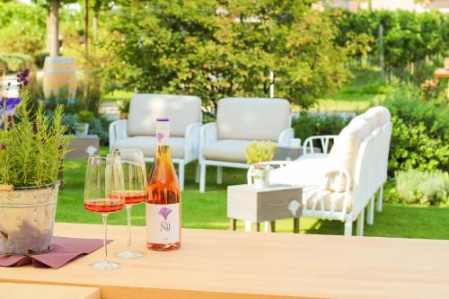 a bottle of wine and two glasses on a table at Gästehaus im Weingut am Nil in Kallstadt