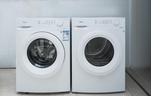two white washing machines sitting next to each other at Da Li Yuan Lu Hotel in Dali Ancient Town