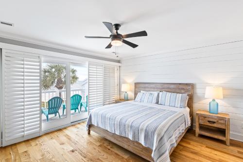 ein Schlafzimmer mit einem Bett und einem Deckenventilator in der Unterkunft Beach Club Villa 31 - Luxurious Oceanfront - Beach Walkout in Isle of Palms