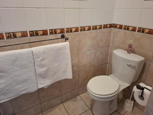 Un baño de Cedar Lodge Guest House