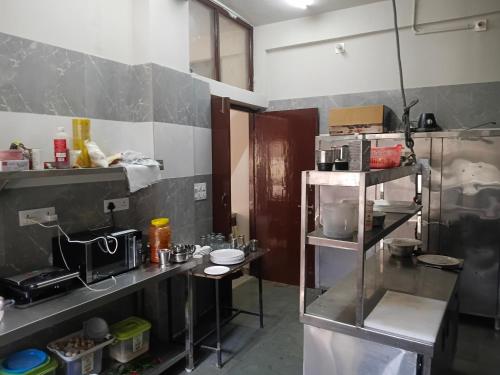 eine kleine Küche mit einer Theke und einer Arbeitsplatte in der Unterkunft Hotel springwood suites in Sohāna