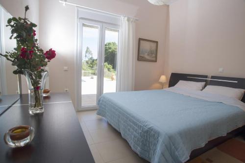 Katil atau katil-katil dalam bilik di Corfu Erimitis