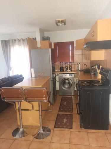 cocina pequeña con mesa y fogones en Auntie Joy Home, en Pretoria