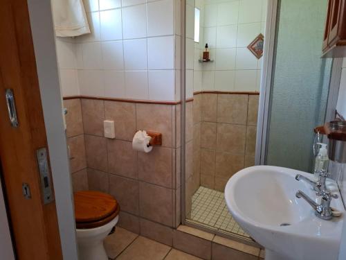 Un baño de Cedar Lodge Guest House