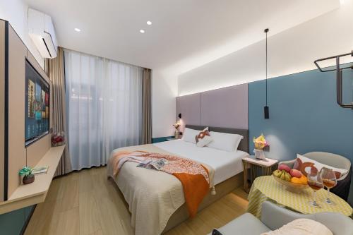 a hotel room with a bed and a couch at 尚品9号海景民宿Seaview Hotel in Xiamen