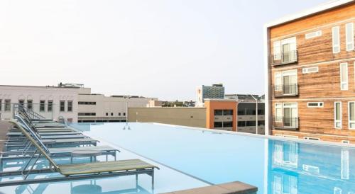 a swimming pool on the roof of a building at CozySuites l Dream 1BR, Monument Circle, Indy in Indianapolis