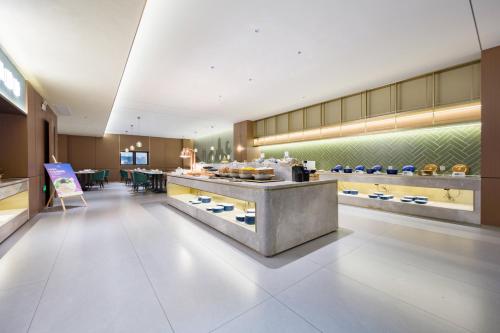 ein Restaurant mit Buffet in der Mitte eines Zimmers in der Unterkunft Imperial Dragon Bay Mandala Hotel in Pingxiang