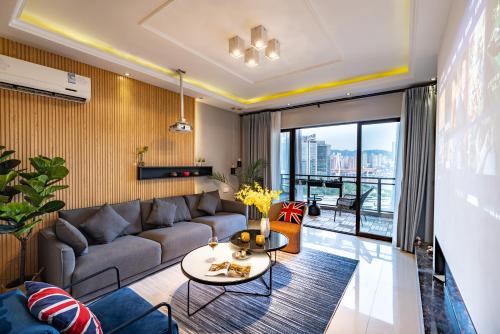 ein Wohnzimmer mit Sofa und Tisch in der Unterkunft The View, Northbank in Chongqing